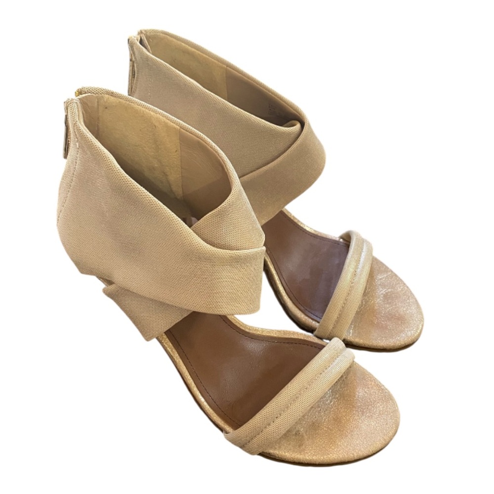 Donald Pliner Tilly Heels Size 8.5 M Tan Champagne Gold Shimmer Fabric Zip - Picture 2 of 9